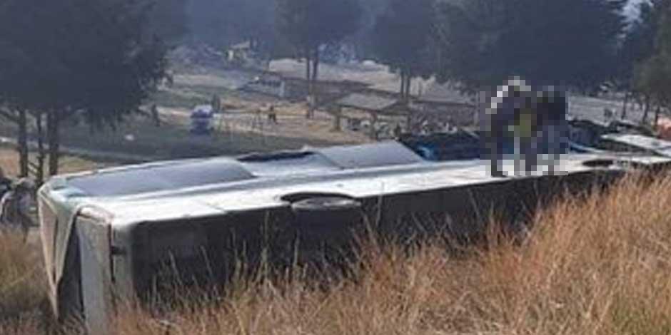 Camión de pasajeros vuelca sobre la carretera Toluca-México; reportan muertos y heridos