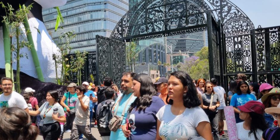 Centenares de familias decidieron pasar el Jueves Santo en Chapultepec, ayer.
