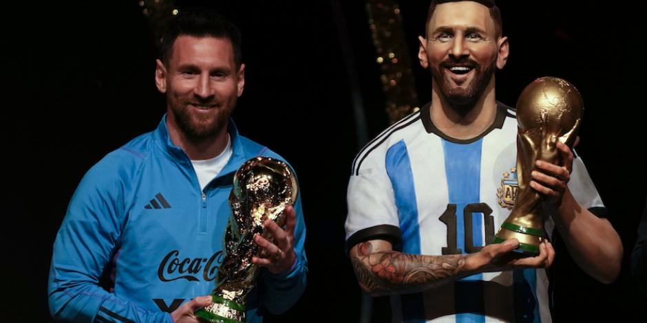 Leo Messi recibiendo un homenaje en la reciente Fecha FIFA en las instalaciones de Conmebol.