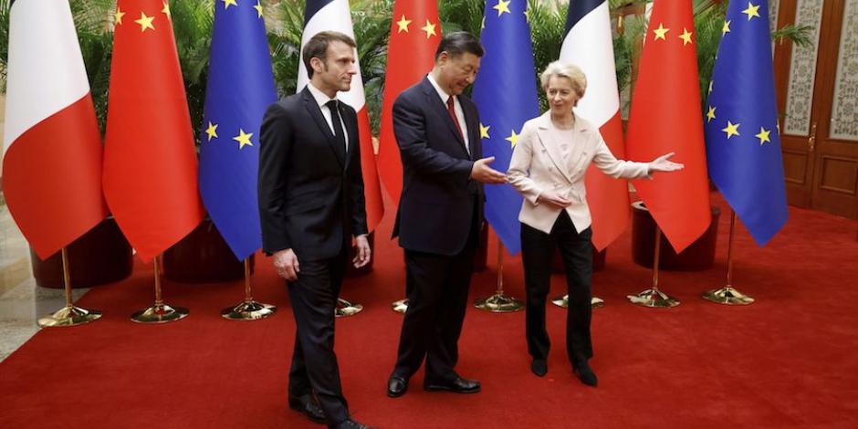 De izq. a der.: Los líderes de Francia, Emmanuel Macron, de China, Xi Jinping, y de la UE, Ursula von der Leyen, ayer, en un encuentro trilateral en Beijing.