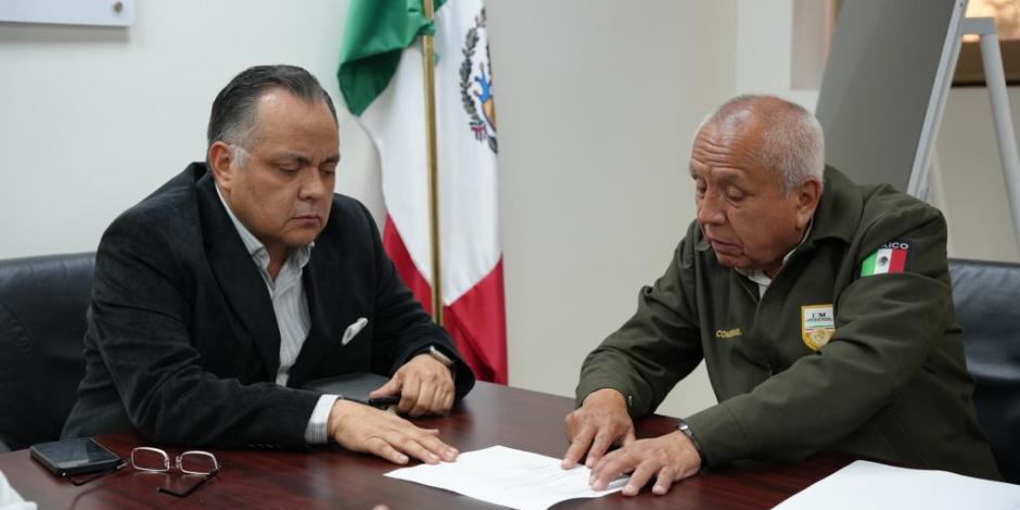 Francisco Garduño (der.), titular del INM, y el delegado de la FGR en Chihuahua, Ramón Badillo, se reunieron el 29 de marzo para esclarecer el incendio en Ciudad Juárez.