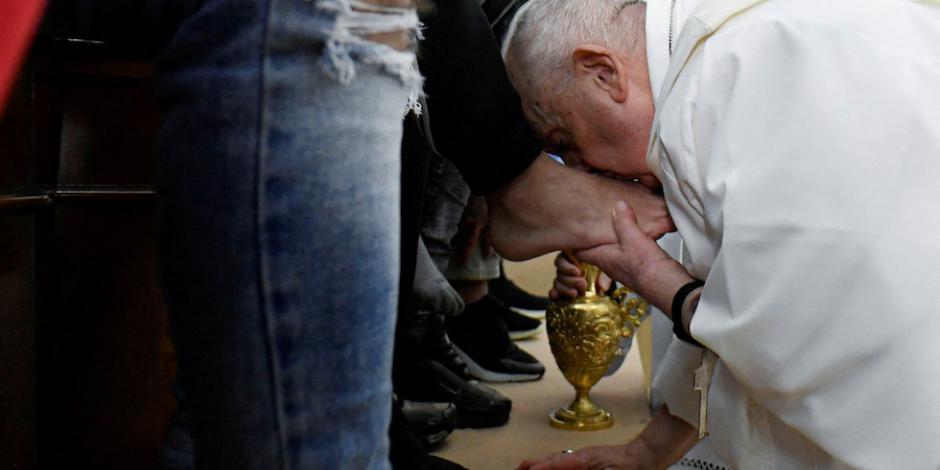 El Papa Francisco besa el pie de uno de los 12 internos durante un ritual en Casal del Marmo, ayer.