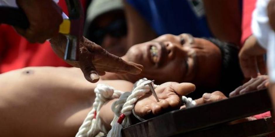 Con crucifixiones reales, acompañadas de latigazos con varas de bambú, filipinos llevan a cabo la representación de la muerte de Jesucristo este Viernes Santo