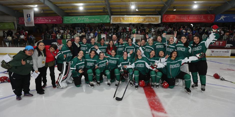 Jugadoras de la selección mexicana femenil de hockey sobre hielo festejan el bronce obtenido en el Mundial.