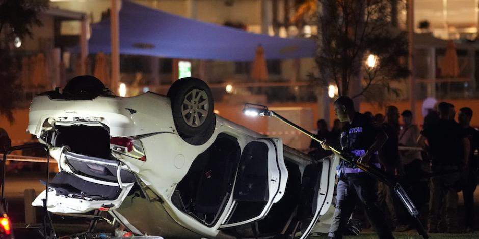 Un policía revisa un auto utilizado en un ataque a civiles en Tel Aviv, ayer.