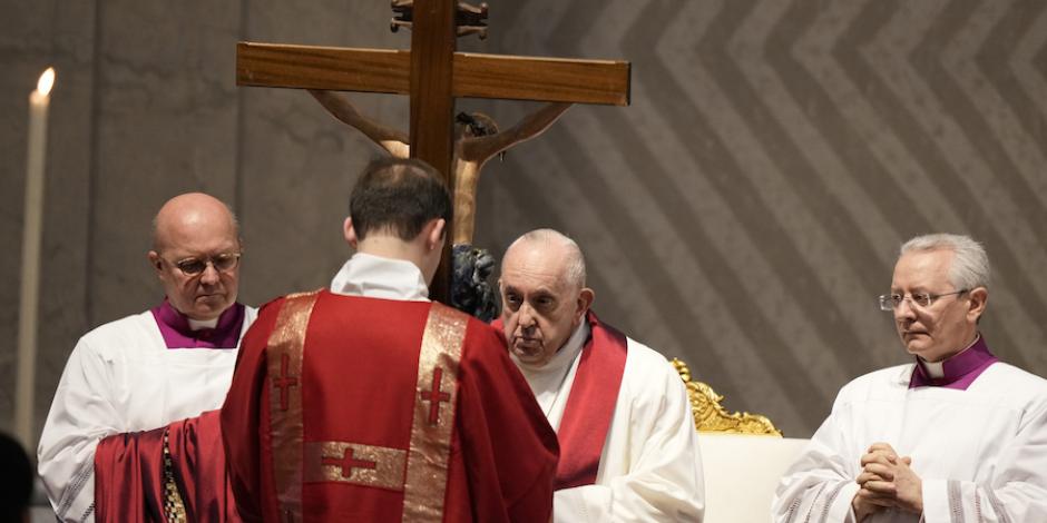 El Papa (centro) preside la misa de la Pasión dentro de la Basílica de San Pedro, en el Vaticano, ayer.