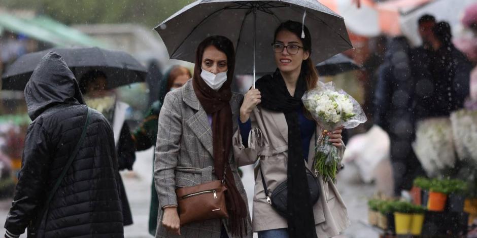Mujeres iraníes caminan por las calles de Teherán sin portar velo.