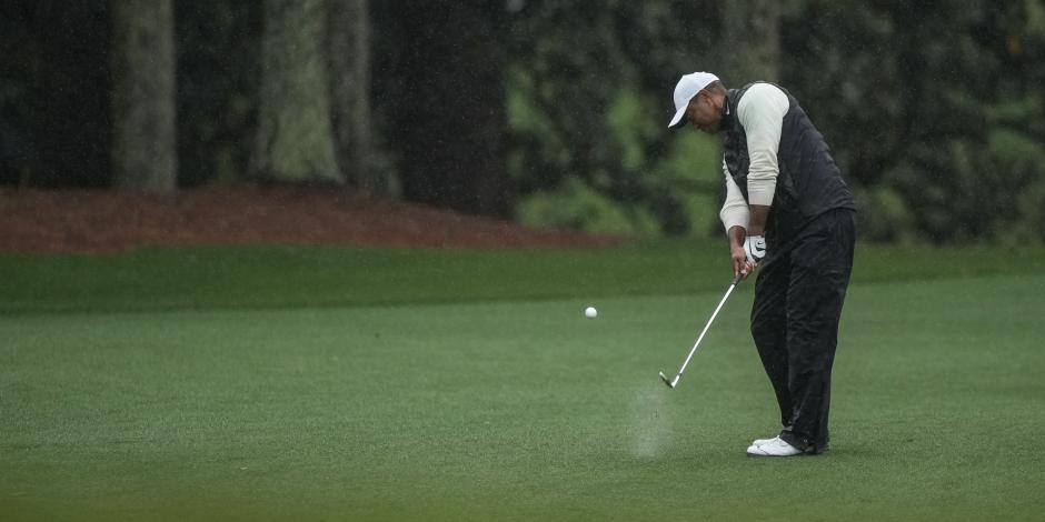 Tiger Woods conecta un fairway en el hoyo 18 en la segunda ronda del Masters que se aplazó debido a una tormenta en el Augusta National Golf Club
