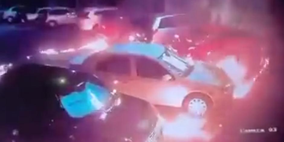 Automóviles fueron incendiados en Morelia por sujetos que no han sido identificados.