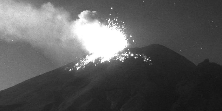 En el video compartido por la cuenta de Twitter Webcams México se muestra cómo caen los fragmentos en las faldas del volcán.