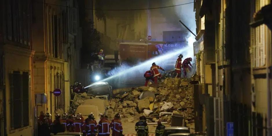 Los bomberos trabajan tras el derrumbe de un edificio el domingo 9 de abril de 2023 en Marsella, en el sur de Francia.