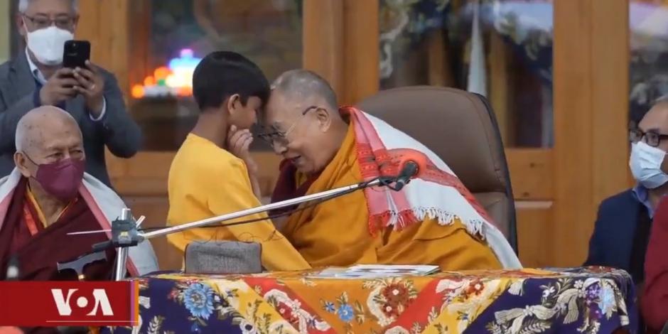 Dalai Lama besa a niño en la boca y se vuelve viral por inquietante petición al menor