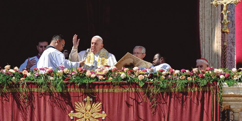El Papa bendice  a los asistentes a la ceremonia del Domingo de Resurrección, ayer.