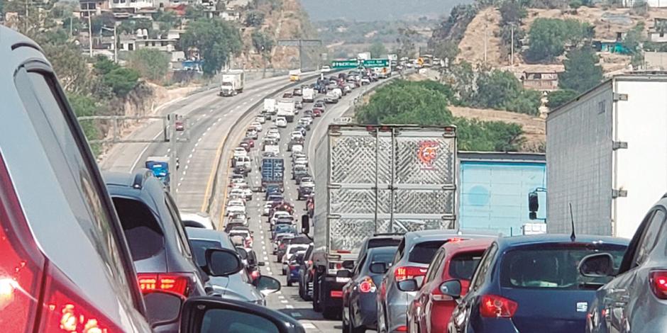 Cientos de automovilistas quedaron en medio del tráfico en la México-Querétaro.