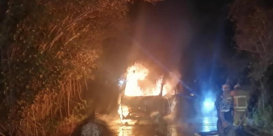 Una intensa jornada de bloqueos carreteros con autos incendiados se registró la madrugada de este lunes en diferentes accesos a Nayarit