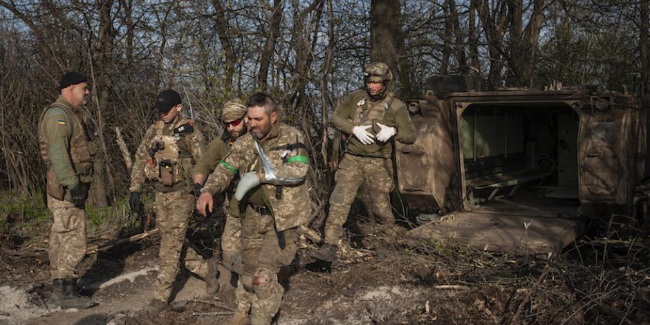 Médicos militares ayudan a soldados ucranianos heridos en Bajmut, ayer.
