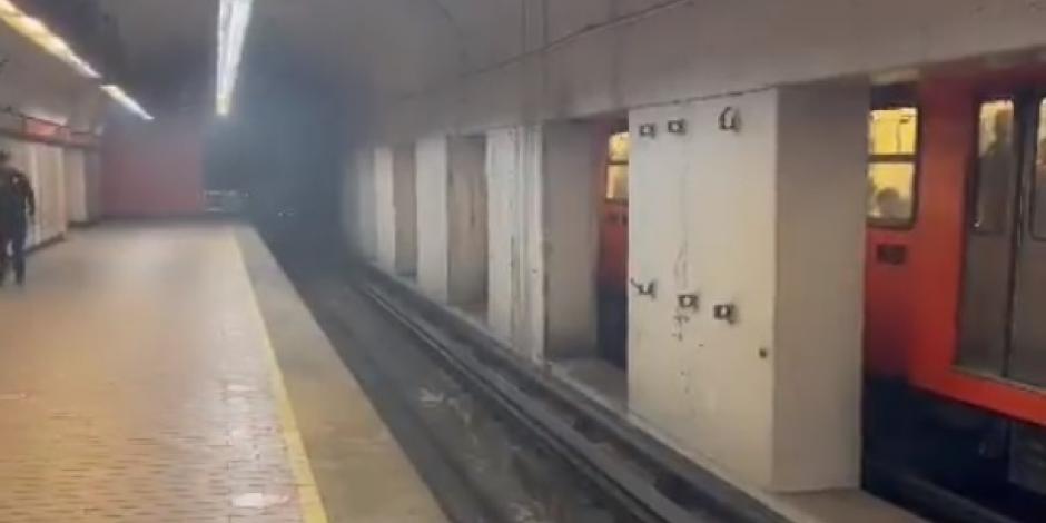 Humo en la Línea 7 del Metro, según reportes de usuarios.