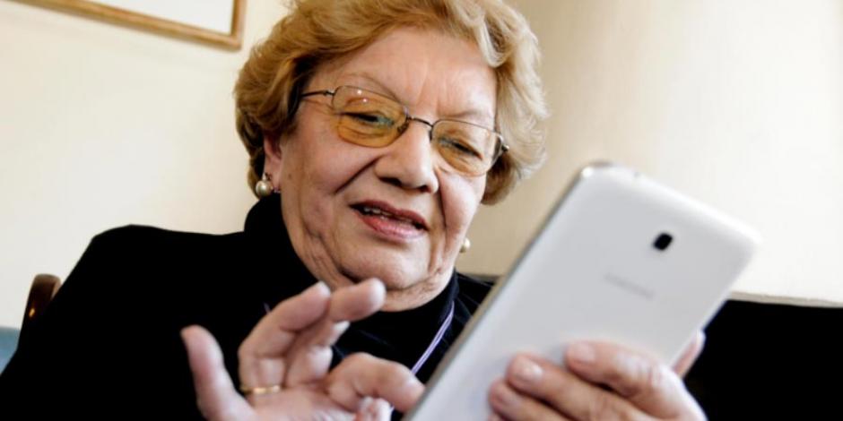 Durante el Festival del Adulto Mayor, la compañía telefónica Telcel planea donar mil celulares a personas mayores de 50 años para acercarlos a la tecnología