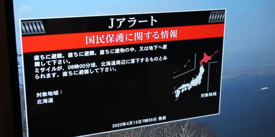 Residentes en Japón son alertados por televisión por una amenaza norcoreana, ayer.