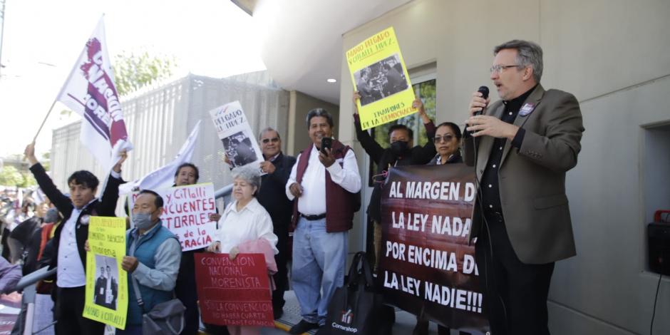 El líder de la Convención Nacional Morenista (der.) durante la manifestación que realizó ante la Sala Superior, ayer.