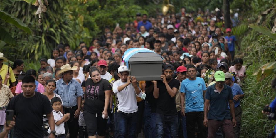 Miles de personas despidieron, ayer, a los migrantes que murieron el 27 de marzo.