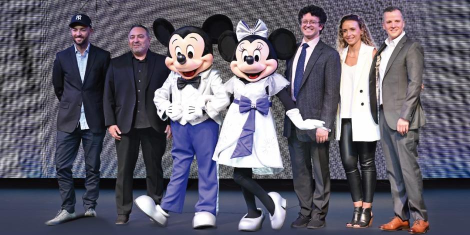 Mickey Mouse y Minnie, ayer al finalizar la conferencia de prensa.