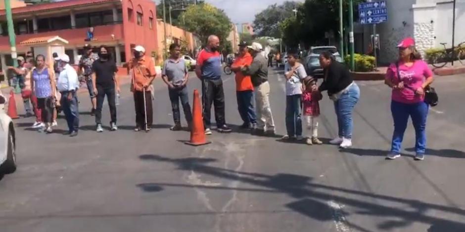 Una parte de los inconformes obstruyó por varias horas en la avenida Morelos, ayer.
