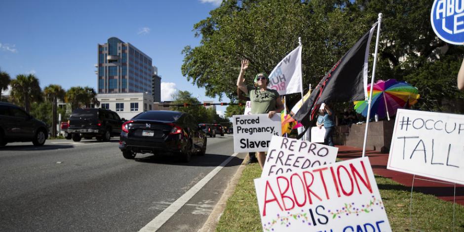 Manifestantes rechazan la propuesta en Florida que va contra la salud de las mujeres.