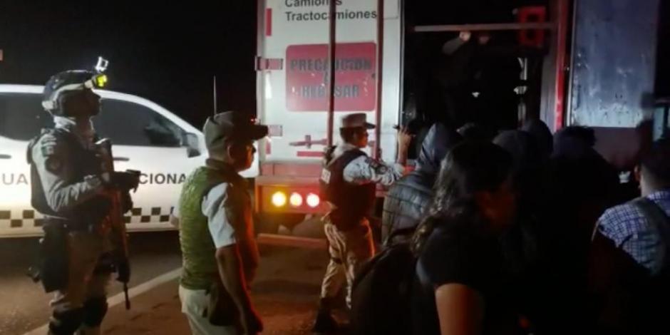 El INM rescató a 209 personas migrantes de Guatemala, El Salvador, Ecuador y Honduras, que se encontraban atrapados en la caja de un tráiler abandonado en la carretera Villahermosa-Coatzacoalcos, uno de ellos fue atendido por presentar síntomas de asfixia.