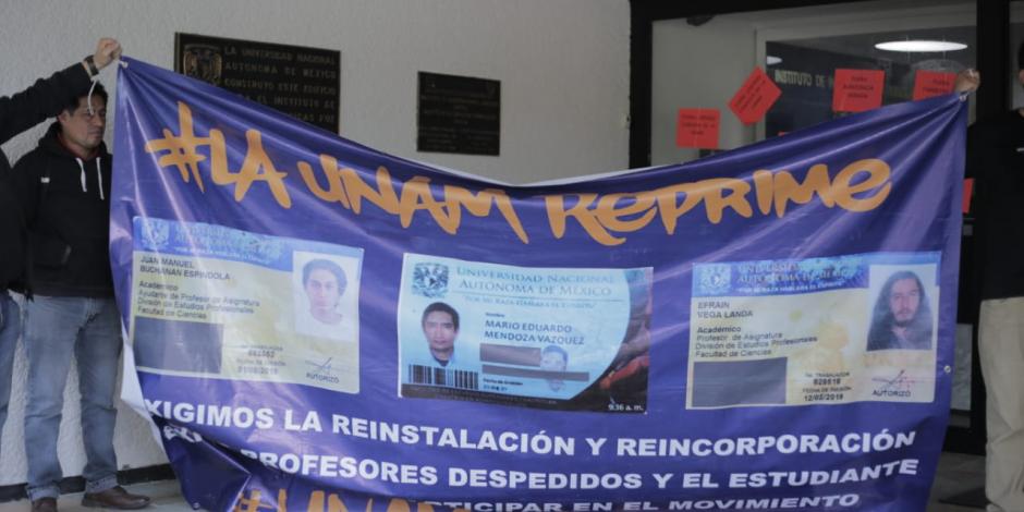 Al menos 20 personas se manifestaron este viernes 14 de abril contra la incorporación del exconsejero presidente Lorenzo Córdova a la UNAM, de quien acusan no puede reintegrarse a la institución ya que han pasado más de seis años desde que solicitó licencia