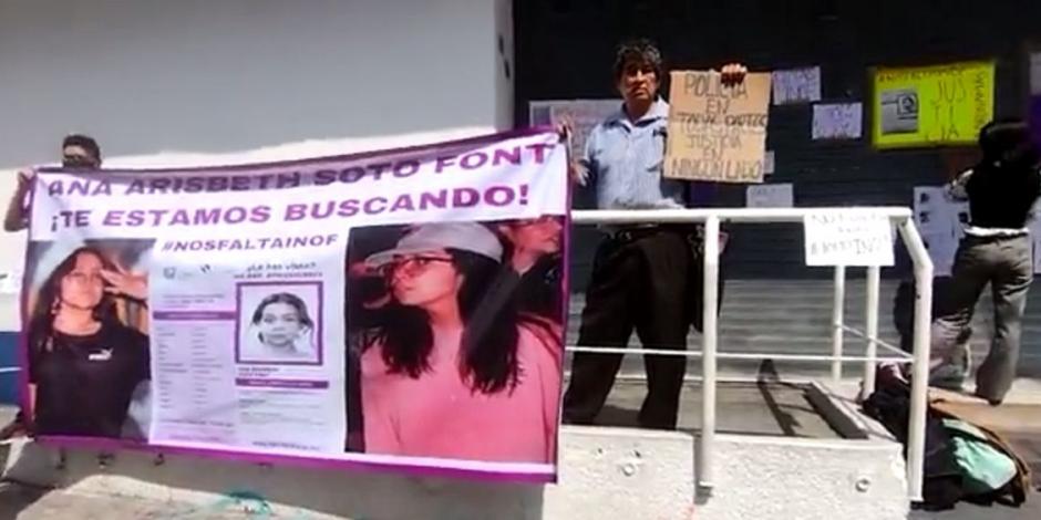 Familiares de la rapera 'Inof' protestan frente a la Fiscalía de la CDMX.