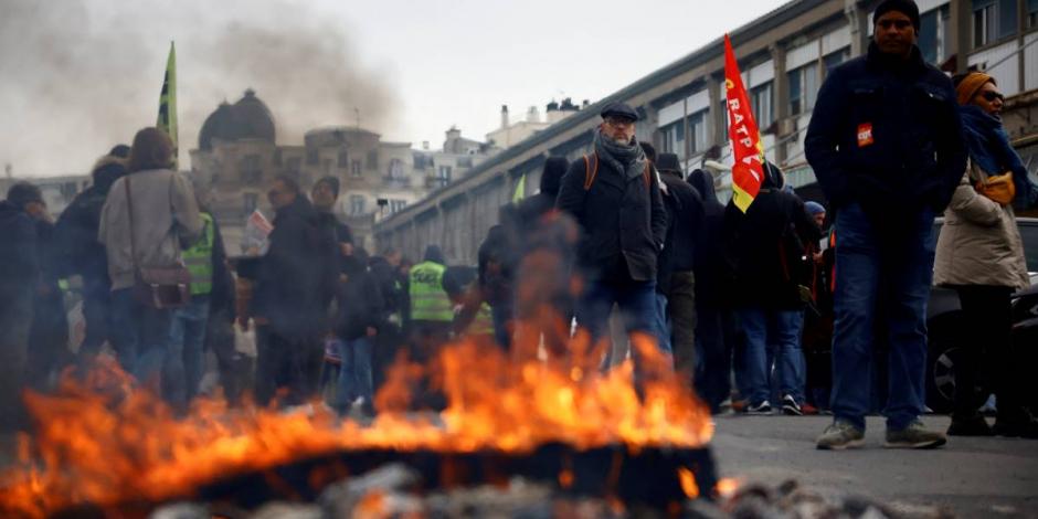 Protestas en Lyon, Francia, por la reforma de pensiones de Macron, finalmente aprobada.