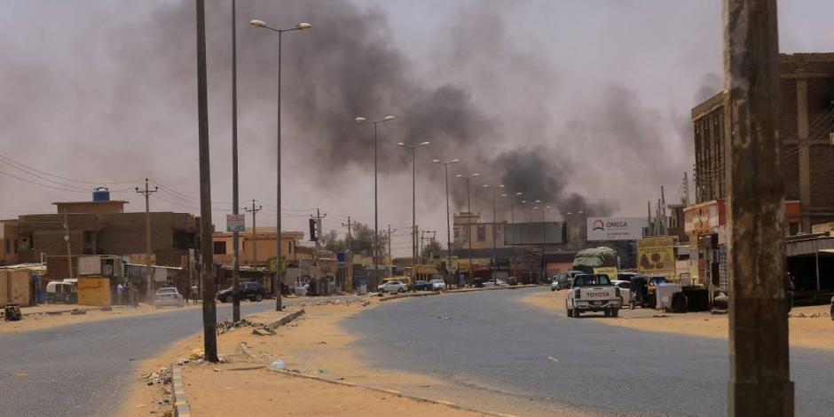 Fuego percibido a lo lejos en Khartoum North, Sudan, durante el presunto golpe de estado.