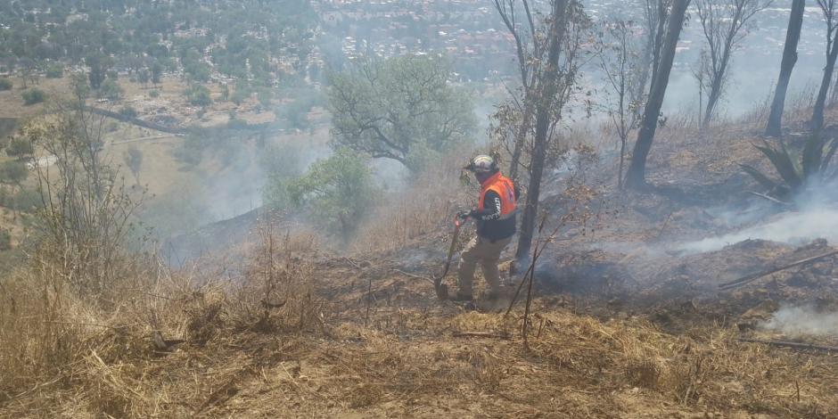 Bomberos de CDMX apagan incendio en el Cerro de la Estrella.