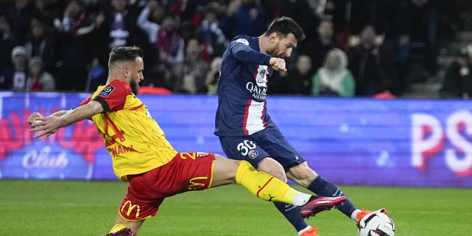 El argentino Lionel Messi marca el tercer tanto del París Saint-Germain ante Lens, en un encuentro de la liga francesa, realizado el sábado 15 de abril de 2023.