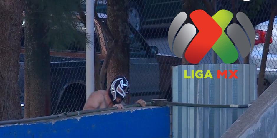 Una persona saltó a la cancha del Estadio Gregorio Tepa Gómez con la máscara del gladiador Rey Mysterio