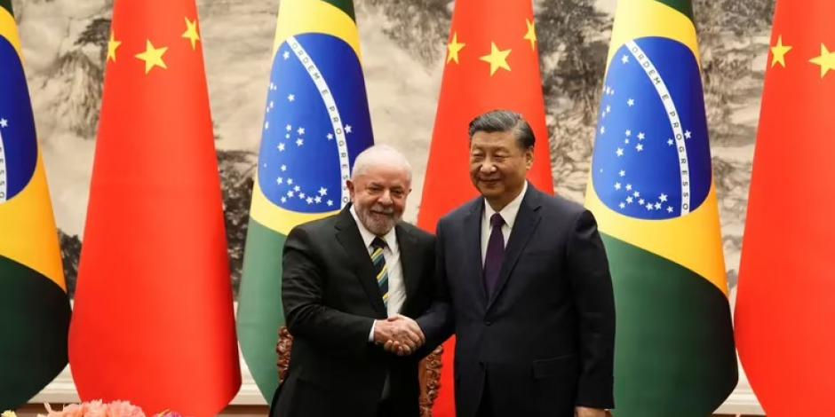 El presidente brasileño Luiz Inácio Lula da Silva, izquierda, estrecha la mano del mandatario chino Xi Jinping tras una ceremonia de firma de documentos que se llevó a cabo en el Gran Salón del Pueblo, el viernes 14 de abril de 2023, en Beijing, China.
