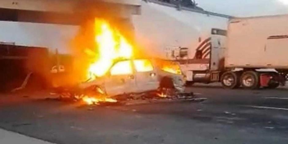 Automóvil siniestrado se prendió en fuego, lo que provocó el deceso de cinco personas.