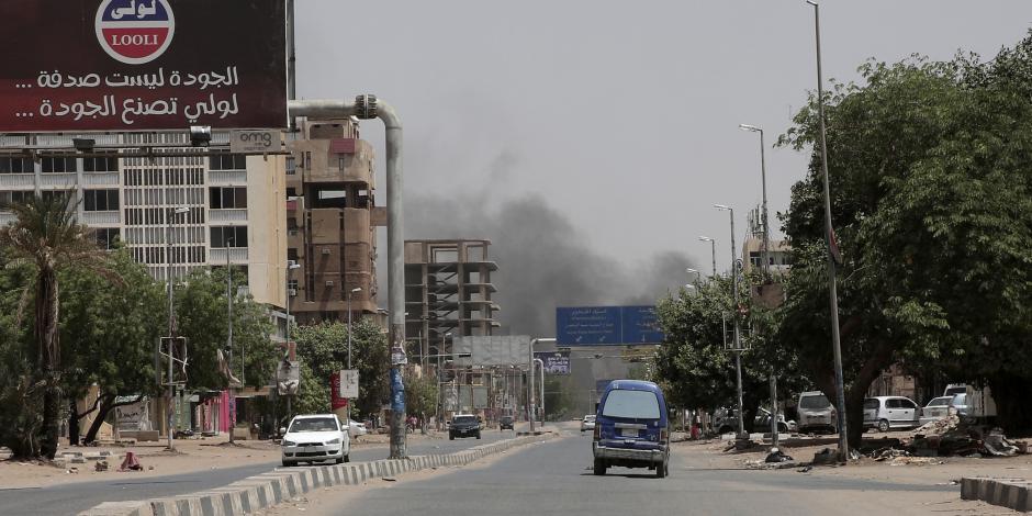 Una nube de humo sale de un vecindario de Jartum, Sudán, el 15 de abril de 2023