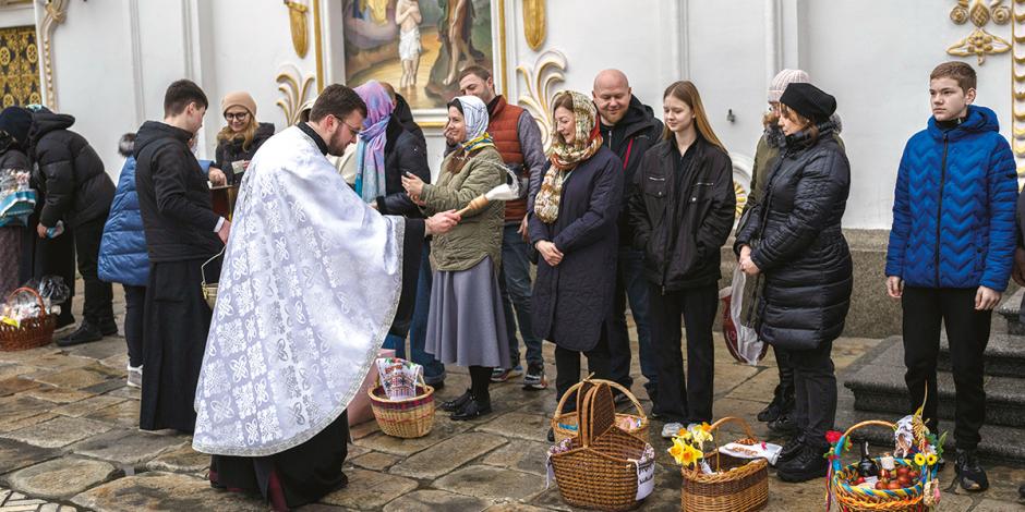 Creyentes celebran  la Pascua ortodoxa en Ucrania, en medio de la guerra, ayer.