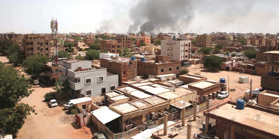 Columnas de humo son visibles a varios kilómetros por los combates en regiones de Sudán, ayer.