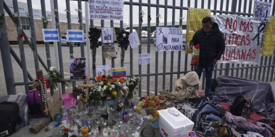 Un altar con velas y fotos afuera del centro de detención de migrantes que fue el sitio de un incendio mortal.