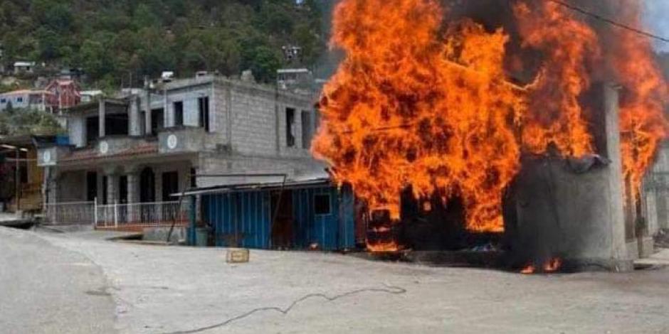 Durante los hechos de violencia, sicarios prendieron fuego a una casa en el poblado de Santa Cruz Pinar, ayer.