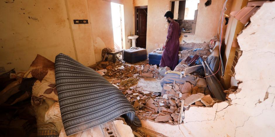 Un ciudadano recoge las pertenencias que pudo salvar en casa, tras los bombardeos, ayer.