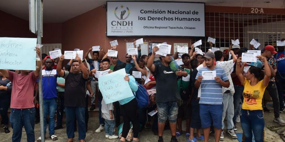 Decenas de migrantes exigieron a la CNDH respeto y medidas precautorias, ayer.