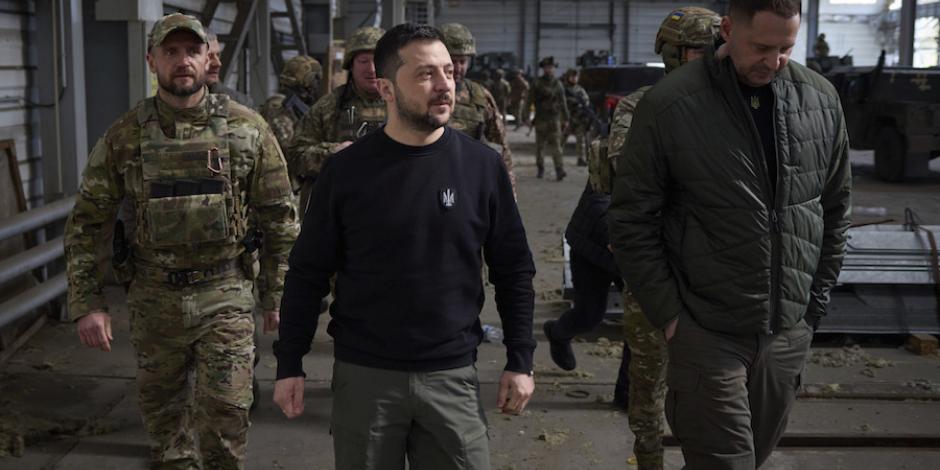 El líder Volodimir Zelenski camina junto a sus soldados cerca de la zona de combates.