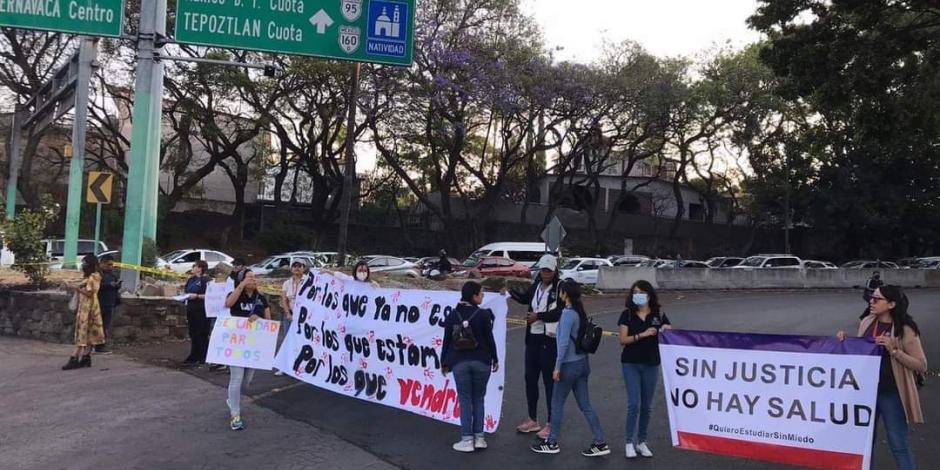 Uno de los puntos de la Glorieta de la Paloma de la Paz que fueron bloqueados por estudiantes de la Escuela Nacional de Salud Pública en Cuernavaca, ayer.