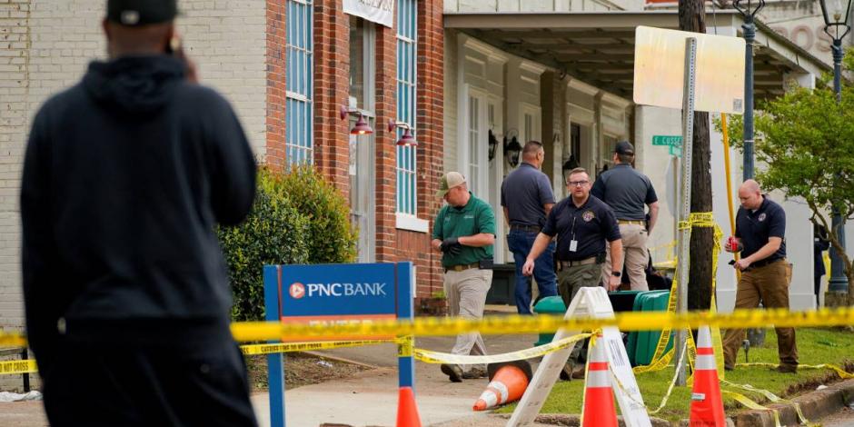 Elementos de seguridad trabajan en el lugar donde ocurrió el tiroteo en Dadeville, Alabama.