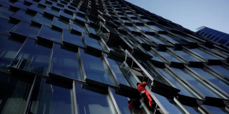 "Spiderman francés" escala un edificio emblemático contra la reforma de Macron; han varias protestas.