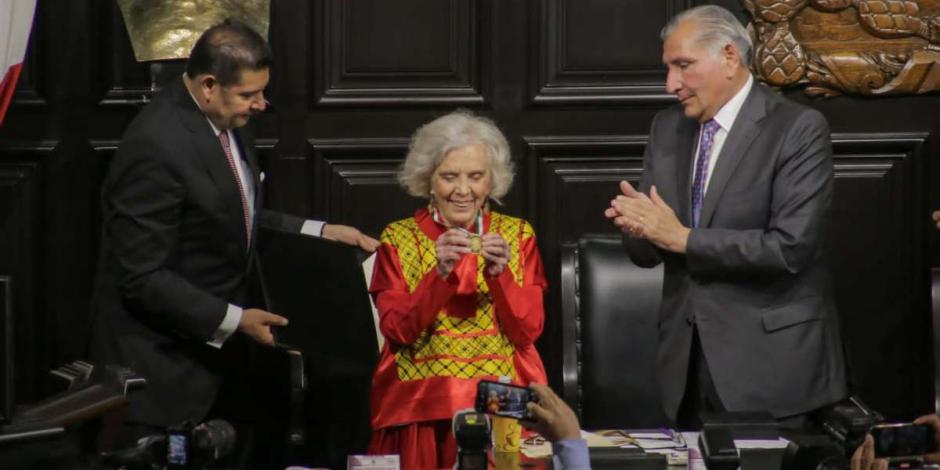 Senado entrega Medalla Belisario Domínguez a Elena Poniatowska.